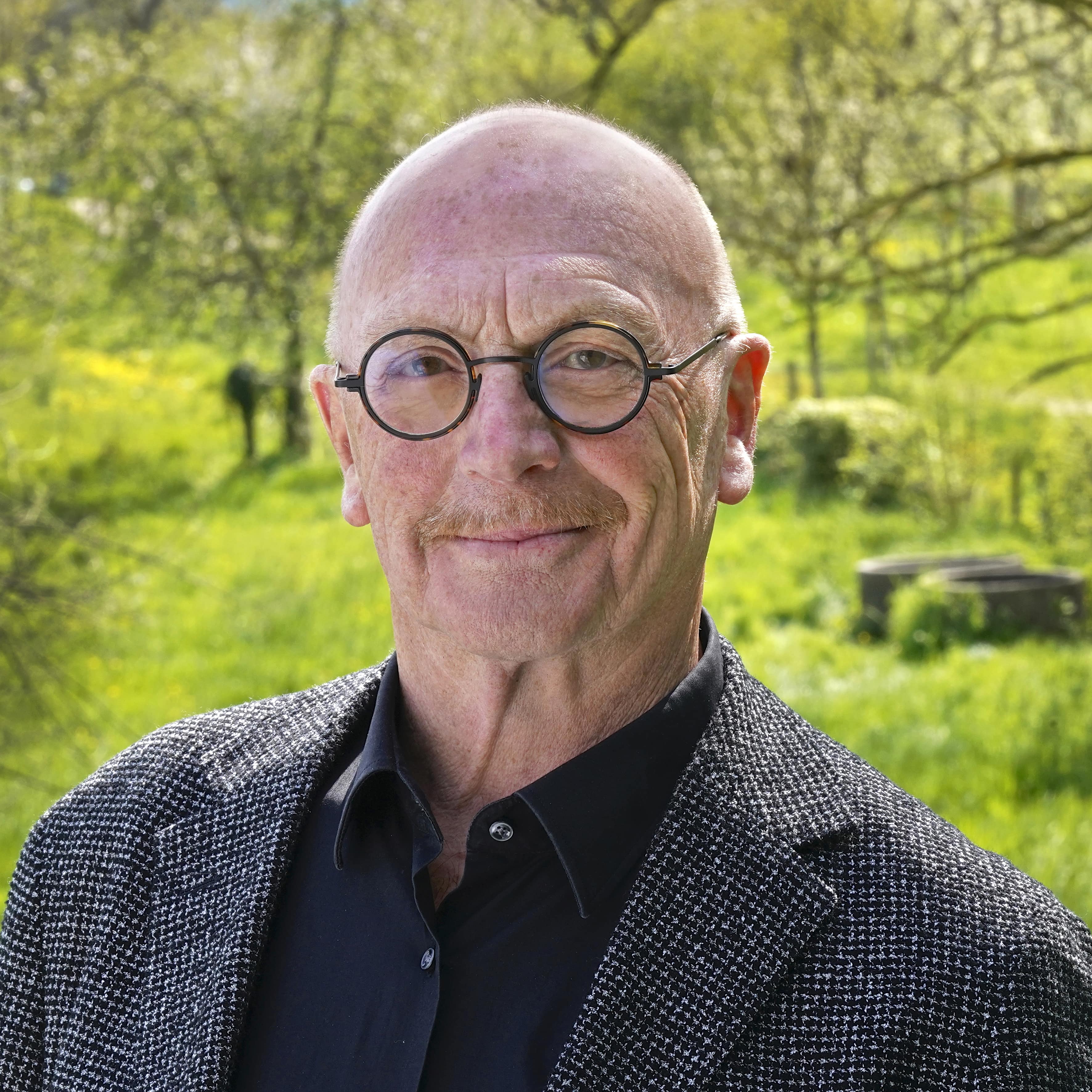 Jan Weling staat voor beschilderd viaduct. 